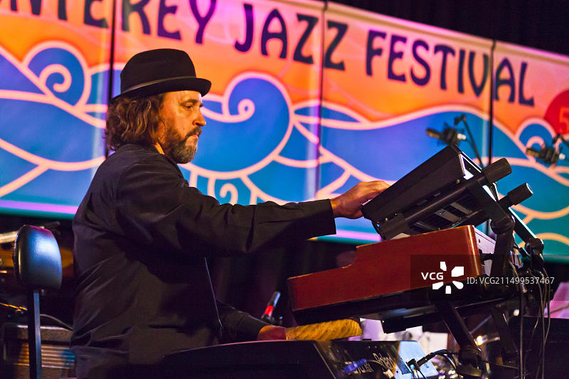 卢卡·弗雷德里克森在蒙特雷爵士音乐节上为丹尼斯·墨菲乐队演奏键盘——加利福尼亚图片素材