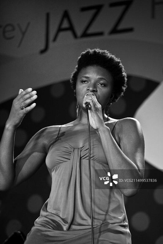 LIZZ WRIGHT在2009年蒙特雷爵士音乐节上演唱图片素材