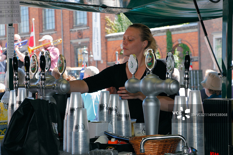 哥本哈根新港户外酒吧的女招待图片素材