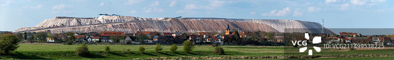 德国萨克森-安哈尔特州：洛伊奇景色，比尔·考利茨（东京旅馆）的出生地。齐利茨钾盐厂的尾矿堆在后面升起图片素材
