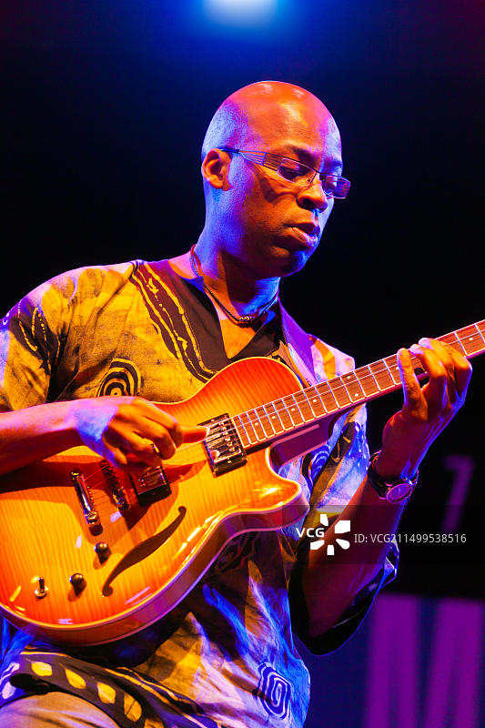 莱昂内尔·卢埃克在蒙特雷爵士音乐节主舞台上为赫比·汉考克演奏吉他图片素材
