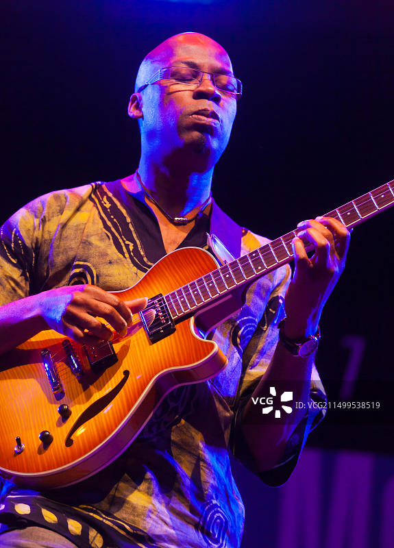 莱昂内尔·卢埃克在蒙特雷爵士音乐节主舞台上为赫比·汉考克演奏吉他图片素材