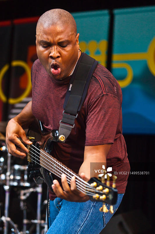 巴里·坎贝尔在蒙特雷爵士音乐节花园舞台上为安娜·波波维奇及其乐队演奏贝斯图片素材