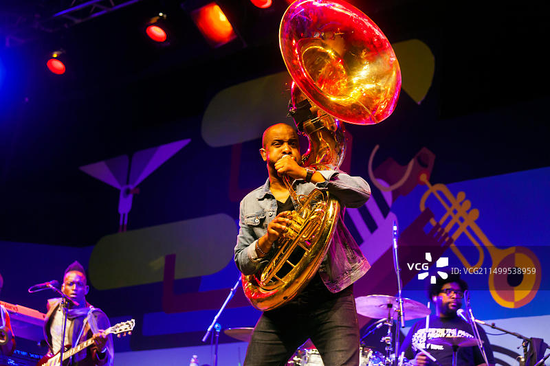 蒙特雷爵士音乐节的主要舞台上的表演图片素材