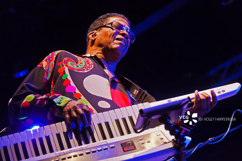 HERBIE HANCOCK在蒙特雷爵士音乐节主舞台上表演图片素材