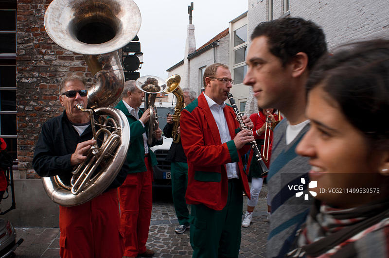 布鲁日街头的乐队图片素材