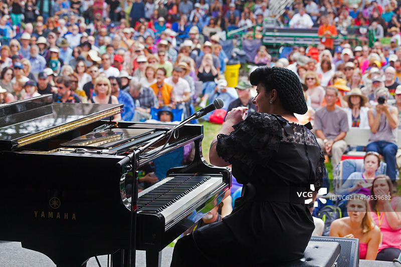 达维娜和流浪者乐队在蒙特雷爵士音乐节的花园舞台上表演图片素材