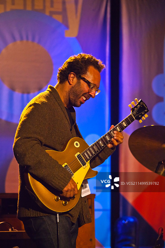 安东尼·威尔逊三重奏在蒙特雷爵士音乐节的夜总会表演图片素材