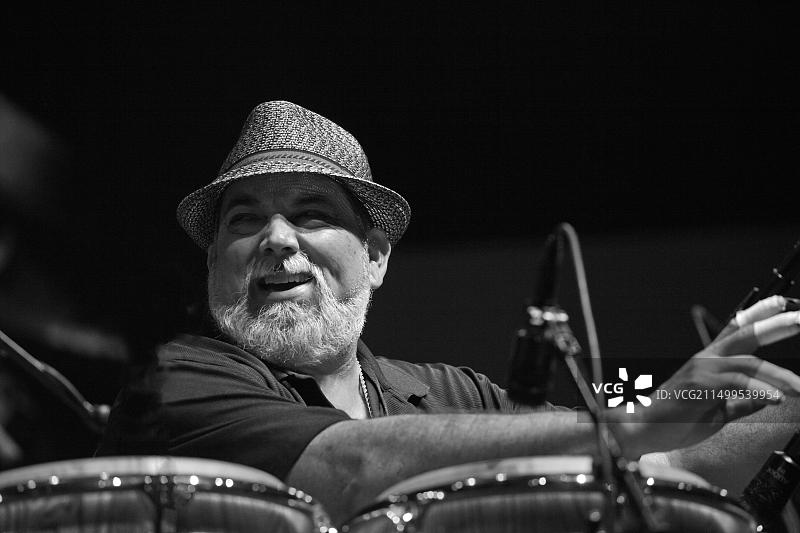 潘乔·桑切斯和他的拉丁爵士乐队在吉米·里昂斯舞台上表演—2011年第54届蒙特雷爵士音乐节图片素材
