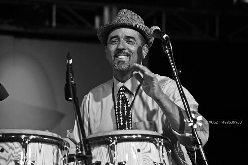 约翰·桑托斯六重奏在夜总会表演图片素材