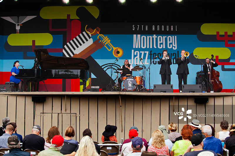 DAVINA AND THE VAGABONDS乐队在蒙特雷爵士音乐节主舞台上表演图片素材