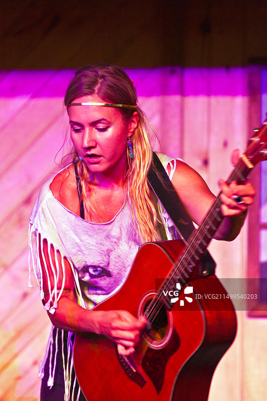 瑞典民间乐队BASKERY在2014年科罗拉多州帕戈萨斯普林斯四角民间艺术节上表演图片素材