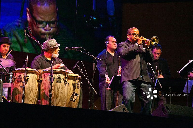 TERENCE BLANCHARD与PONCHO SANCHEZ及其拉丁爵士乐队演奏小号 - 2011年第54届蒙特雷爵士音乐节图片素材