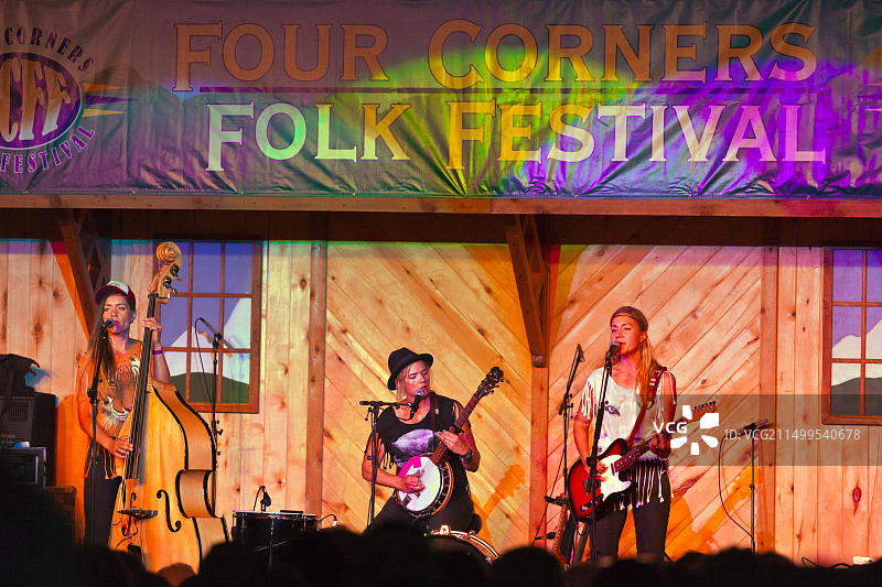 瑞典民间乐队BASKERY在2014年科罗拉多州FOUR CORNERS民间艺术节上表演图片素材