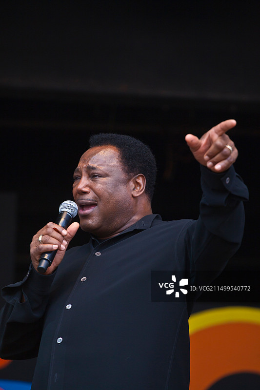 乔治·本森在蒙特雷爵士音乐节的吉米·里昂斯舞台上表演 - 加利福尼亚州蒙特雷图片素材