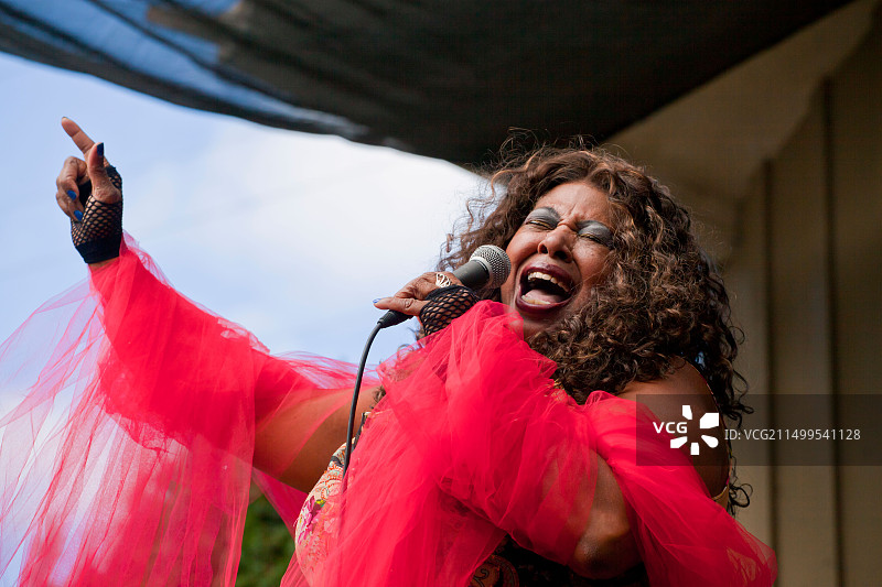 MZ. DEE与JOHN FIRMIN及THE NOCTURN BAND在花园舞台上表演 - 2010蒙特雷爵士音乐节,加利福尼亚图片素材