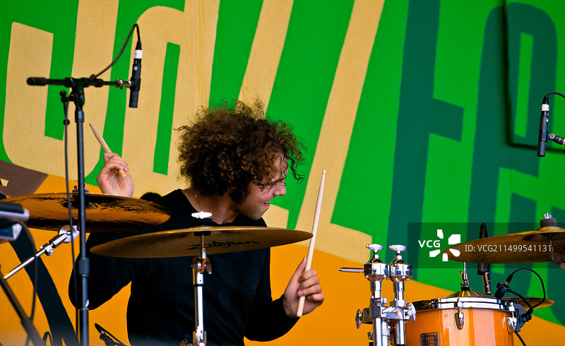 JOEY PEEBLES在吉米·莱昂斯舞台上为长号肖蒂演奏鼓乐——2010年加利福尼亚州蒙特雷爵士音乐节图片素材
