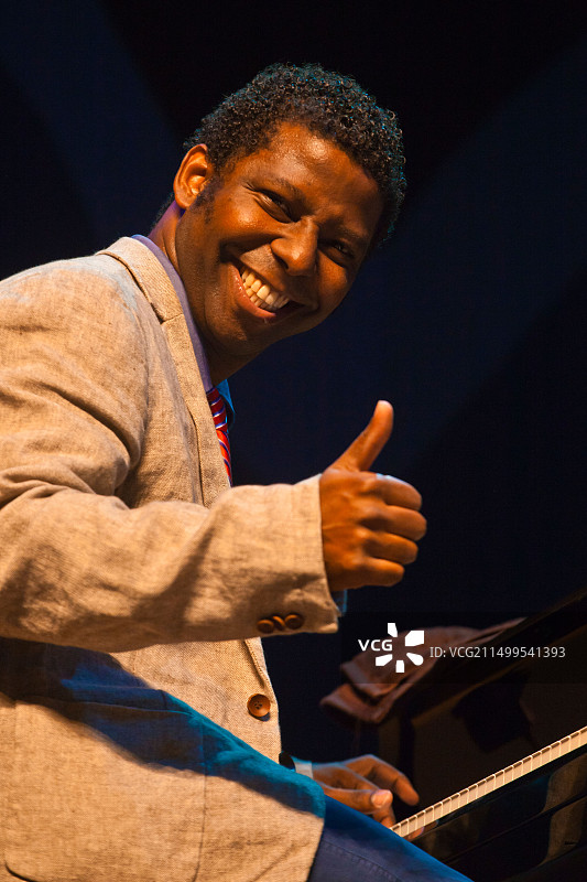 罗兰多·卢纳在蒙特雷爵士音乐节上与布埃纳维斯塔社交俱乐部乐团一起演奏钢琴 - 加利福尼亚州蒙特雷图片素材