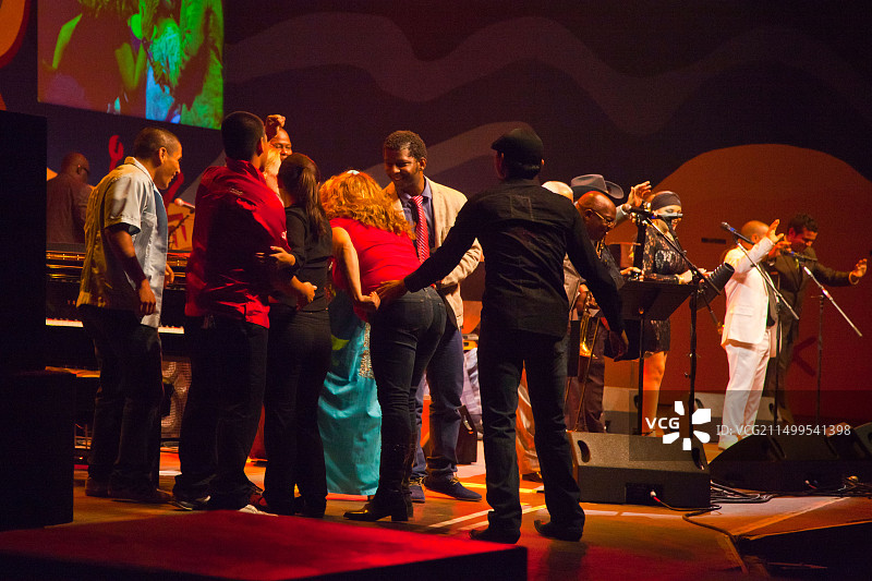 在蒙特雷爵士音乐节吉米·莱昂斯舞台上表演的布埃纳维斯塔社交俱乐部乐队图片素材
