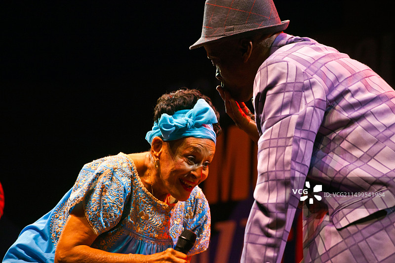 奥玛拉·波图翁多在蒙特雷爵士音乐节与布埃纳维斯塔社交俱乐部乐团同台献唱-加利福尼亚州蒙特雷图片素材