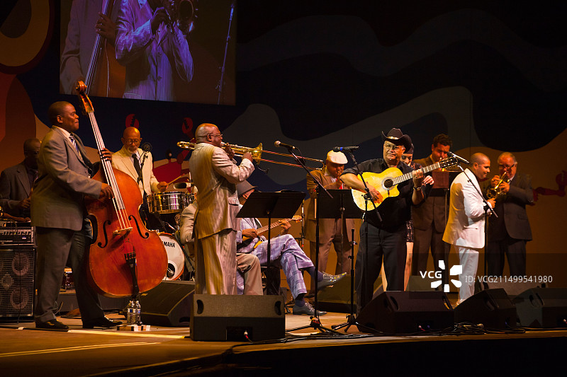 在蒙特雷爵士音乐节吉米·莱昂斯舞台上表演的布埃纳维斯塔社交俱乐部乐队图片素材
