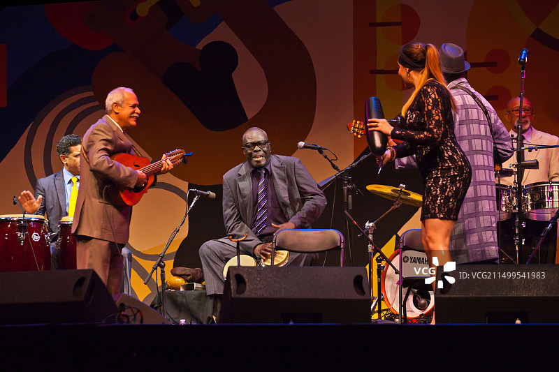 在蒙特雷爵士音乐节吉米·莱昂斯舞台上表演的布埃纳维斯塔社交俱乐部乐队图片素材