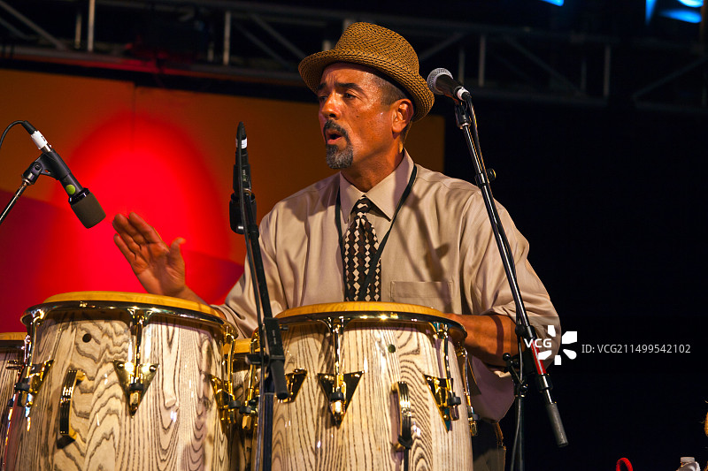 约翰·桑托斯六重奏在夜总会表演图片素材