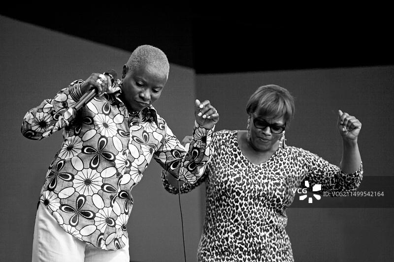 安琪莉可·淇祖在吉米·莱昂斯舞台上与黛安·里夫斯二重唱 - 2010年蒙特雷爵士音乐节,加利福尼亚州图片素材