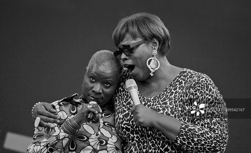 安琪莉可·淇祖在吉米·莱昂斯舞台上与黛安·里夫斯二重唱 - 2010年蒙特雷爵士音乐节,加利福尼亚州图片素材