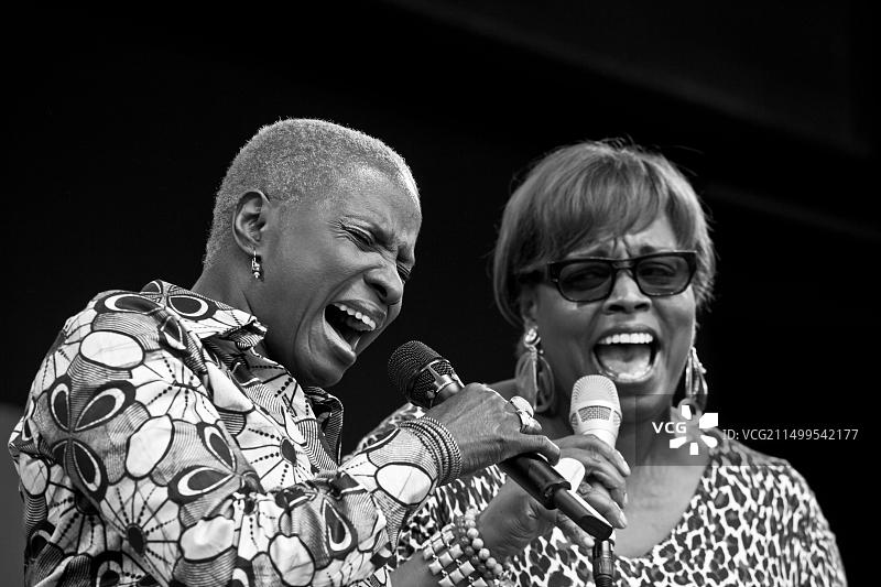 安琪莉可·淇祖在吉米·莱昂斯舞台上与黛安·里夫斯二重唱 - 2010年蒙特雷爵士音乐节,加利福尼亚州图片素材