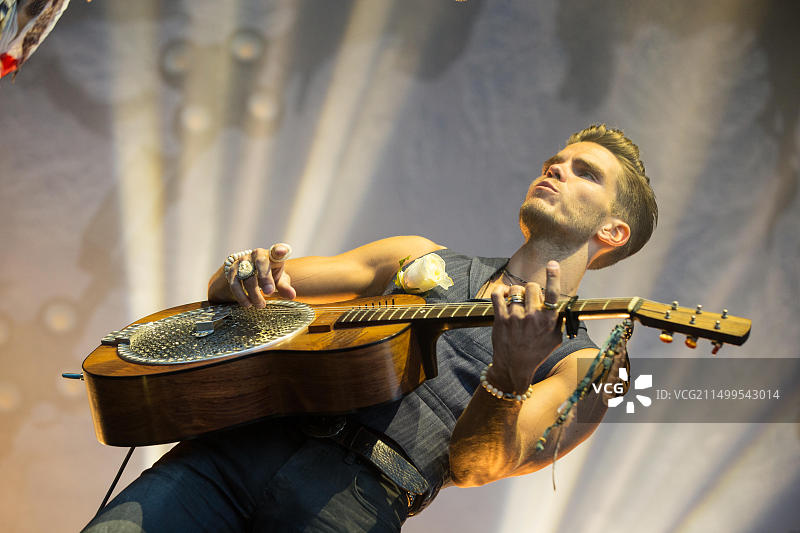 2018年6月23日，加拿大不列颠哥伦比亚省温哥华PNE圆形剧场，冰岛蓝色摇滚乐队Kaleo的JJ Julius Son演出图片素材