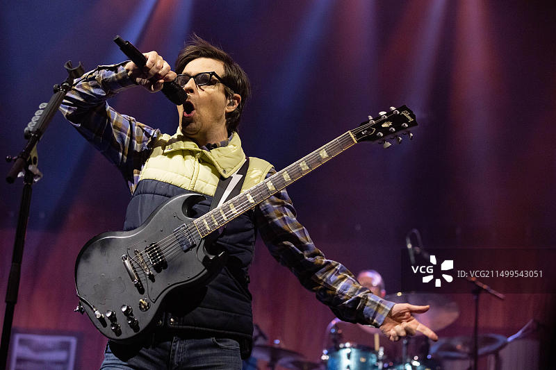 美国摇滚乐队Weezer在温哥华罗杰斯竞技场演出图片素材