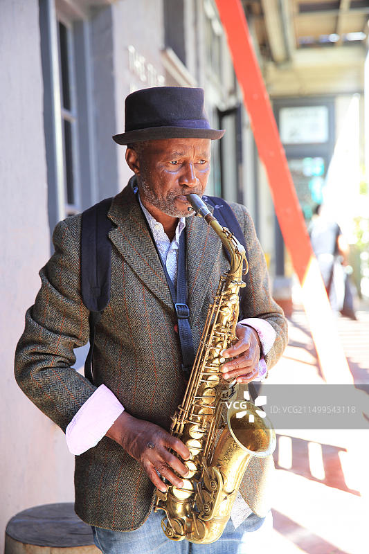在南非开普敦伍德斯托克老饼干磨坊周六早市上的街头音乐家图片素材