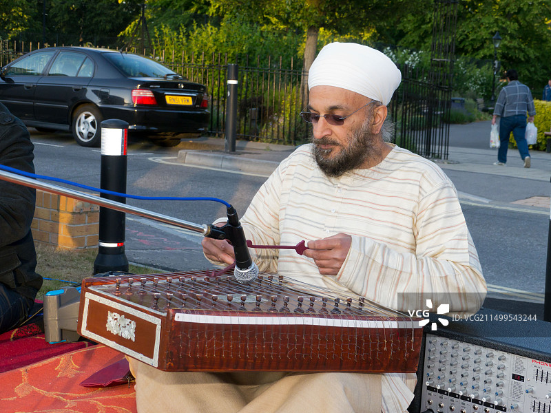 基兰帕尔·辛格在英国汉普郡南安普顿的亚洲艺术活动中演奏克什米尔桑图尔琴图片素材