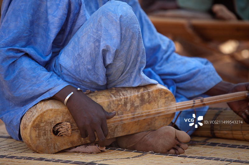 布基纳法索北部的两位格里奥讲述家族历史，一人弹奏传统吉他，通过诗歌、歌曲和音乐吟诵图片素材