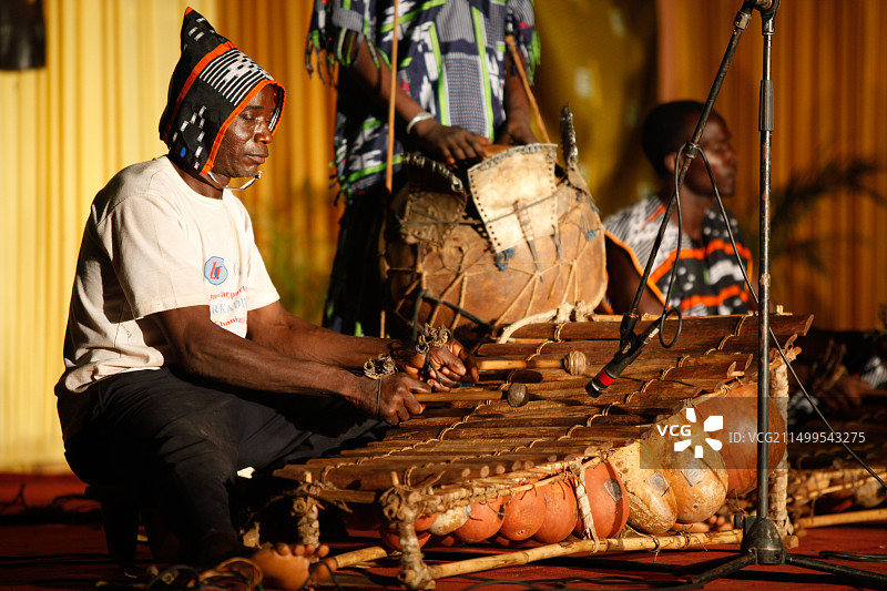在布基纳法索举行的第12届瓦加杜古国际手工艺品沙龙上的音乐家和舞者图片素材