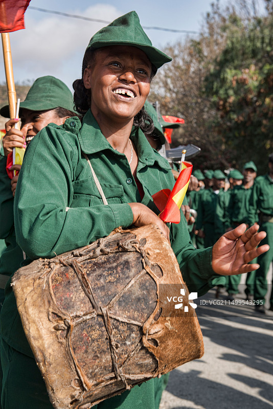 在埃塞俄比亚默克莱节日的提格雷军队军乐队士兵击鼓图片素材