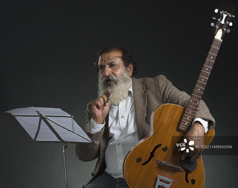 在音乐会上表演的吉他手图片素材