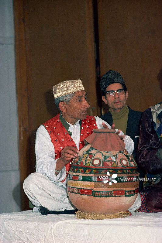 在巴基斯坦白沙瓦电台，音乐家为民间歌手伴奏图片素材