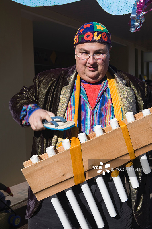 演奏澳大利亚Thongaton乐器的音乐人图片素材