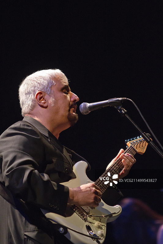 意大利布鲁斯偶像Pino Daniele在伦敦巴比肯中心演出图片素材