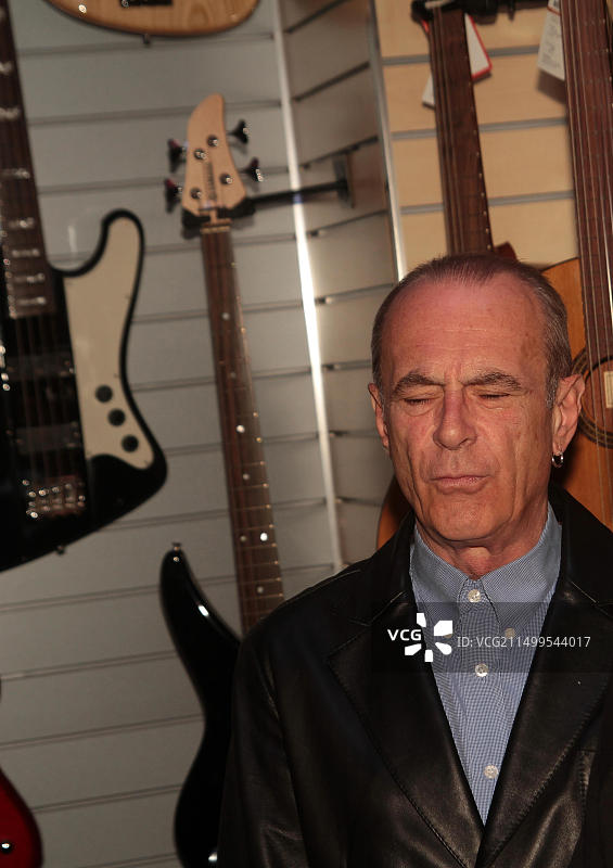 Status Quo乐队的弗朗西斯·罗西参观克罗伊登的乐器店图片素材
