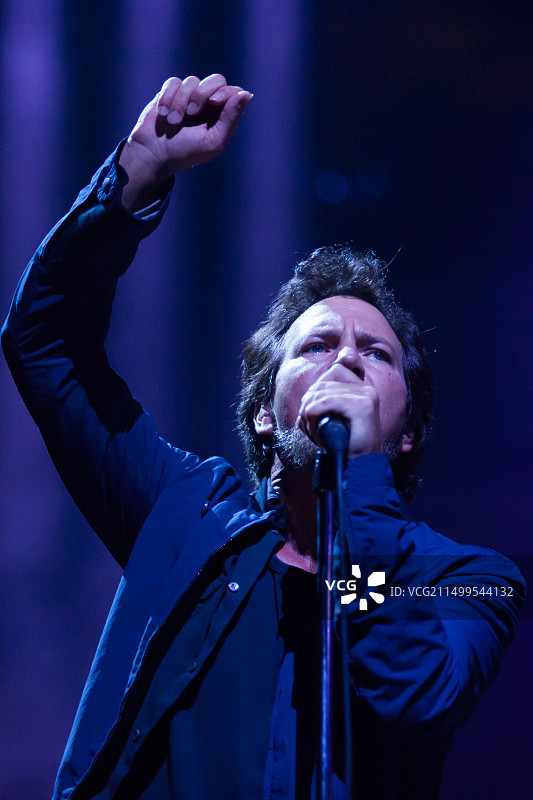 摇滚乐队珍珠果酱的埃迪·韦德在加拿大安大略省伦敦百威花园演出图片素材