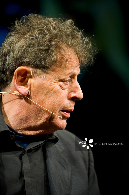 美国作曲家菲利普·格拉斯在英国威尔士海伊艺术节上谈论他的作品图片素材