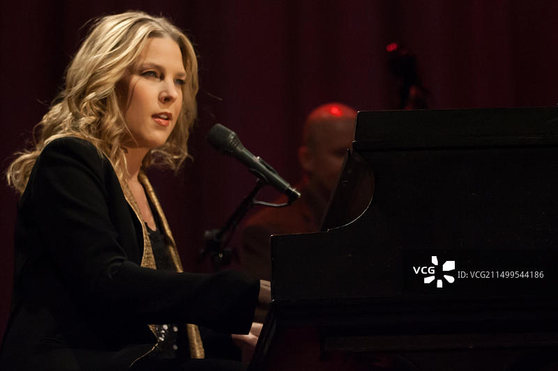 加拿大伦敦安大略省：爵士歌手黛安娜·克瑞儿在百威花园演出图片素材