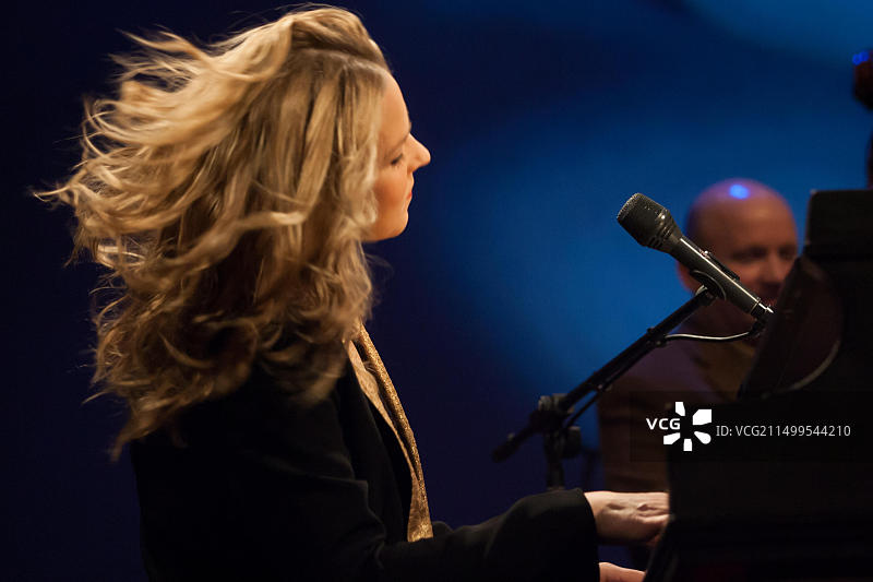 加拿大伦敦安大略省：爵士歌手黛安娜·克瑞儿在百威花园演出图片素材