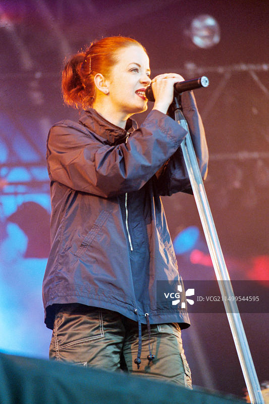 1998年公园音乐节：雪莉·曼森在垃圾乐队演出，地点：英国苏格兰金罗斯郡巴拉多机场图片素材