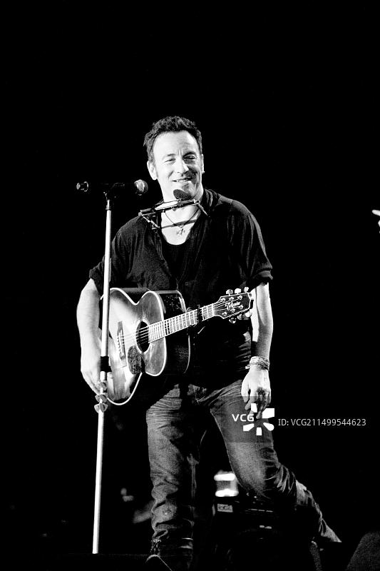 布鲁斯·斯普林斯汀和E街乐队，2009年格拉斯顿伯里音乐节金字塔舞台，英国萨默塞特图片素材