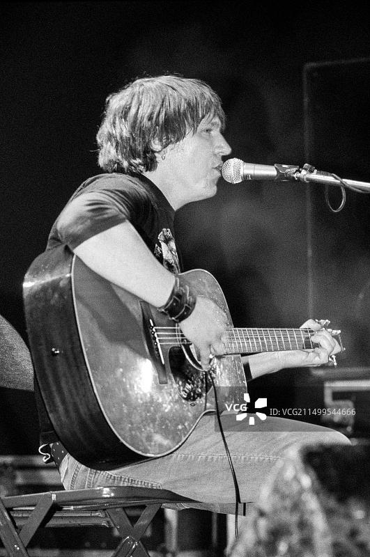 埃利奥特·史密斯在伦敦大学联盟演出，2000年3月30日，英国伦敦图片素材