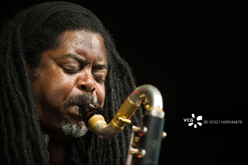 考特尼·派恩在布雷肯爵士音乐节上用低音单簧管与乐队合奏图片素材